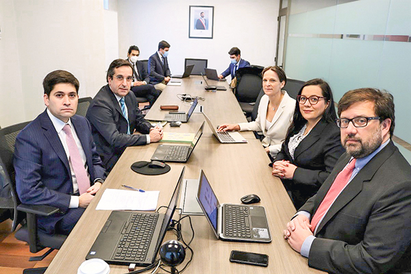 <p>En primer plano, de izq. a der., los integrantes del CFA: Hermann González, Aldo Lema, Jeannette von Wolfersdorff, Paula Benavides y Jorge Rodríguez.</p>