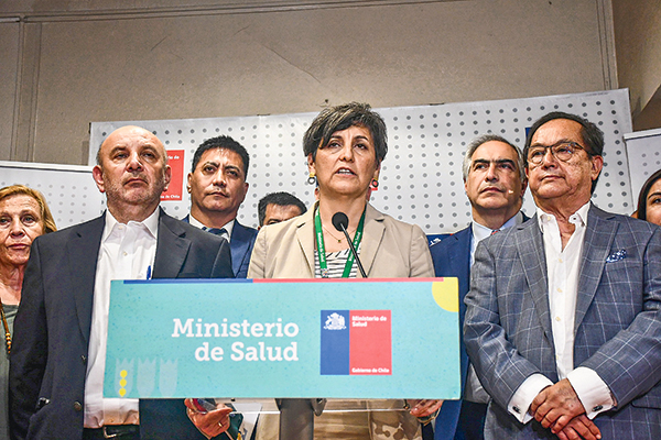 La ministra de Salud Ximena Aguilera encabezó la reunión con senadores y diputados por el proyecto de ley corta de isapres. Foto: Agencia UNO