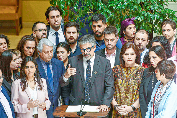 Flanqueado por diputados del oficialismo y autoridades de Gobierno, Marcel habló de lo que se perdió con la votación. Foto: Agencia UNO