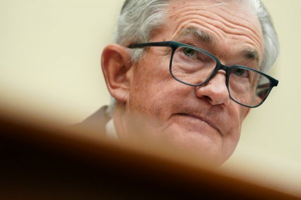 Powell dice que aún no se ha decidido tamaño del alza de tasas de la Fed en marzo