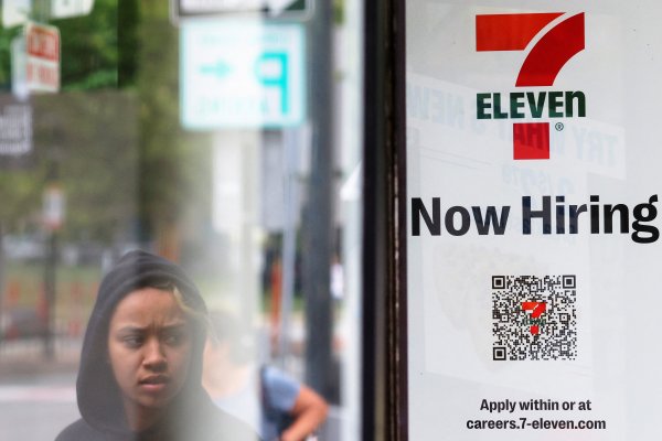 Crecimiento del empleo en EEUU supera las expectativas en febrero; salarios suben moderadamente