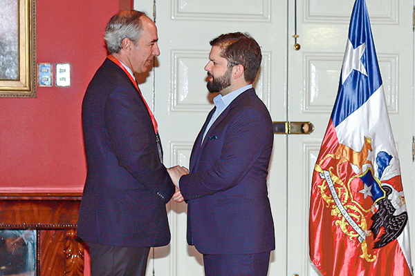 El máximo dirigente de la CPC, Ricardo Mewes, saluda al Presidente Boric. Foto: Verónica Ortíz