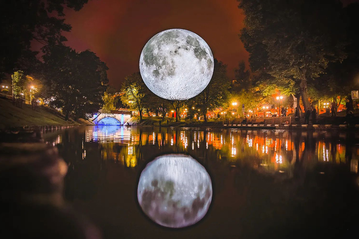 <p>En imágenes: La luna de Luke Jerram iluminará la noche santiaguina</p>