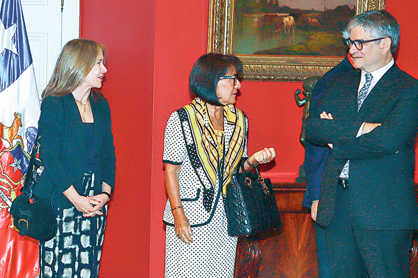 Susana Jiménez y Victoria Vásquez, de CPC y Sofofa, con el ministro Marcel. Foto: Verónica Ortíz