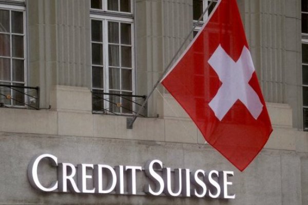 El banco central suizo ofrece respaldo de liquidez a Credit Suisse después del derrumbe de sus acciones