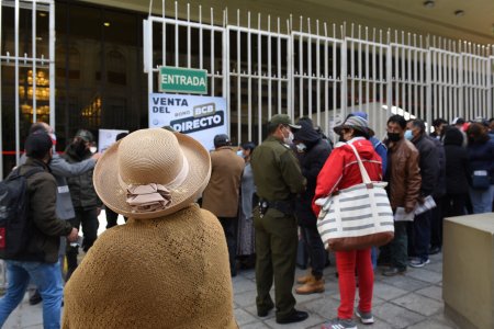 <p>Bolivianos se refugian en la búsqueda de dólares mientras se extiende la crisis de confianza</p>