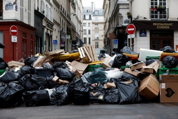 Las calles de Paris, se llenan de basura.