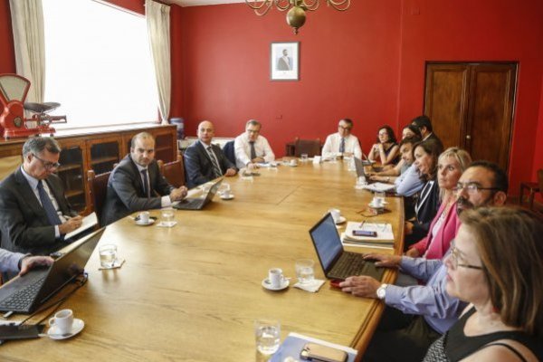 <p>CEF monitorea los mercados de Estados Unidos y Suiza por eventual impacto sobre el sistema financiero local</p>