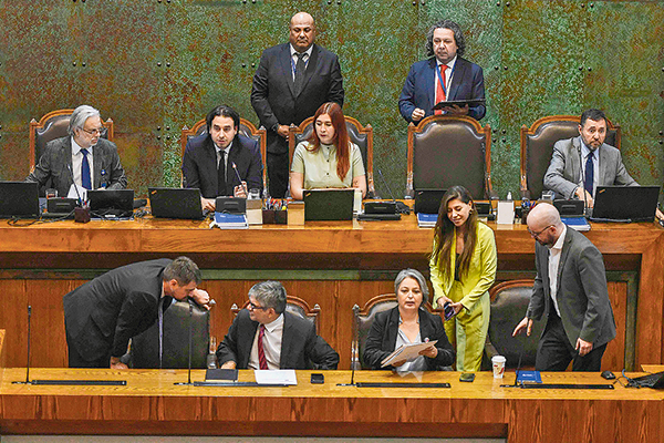 Los ministros Marcel, Jackson y Jara siguieron la votación en la Corporación. Foto: Agencia UNO