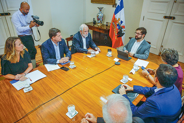 Representantes de la (CChC) con el Presidente Boric y algunos ministros. Foto: Agencia UNO