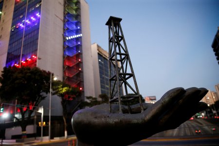 Escándalo de corrupción en estatal petrolera de Venezuela provoca renuncia del ministro de Petróleo