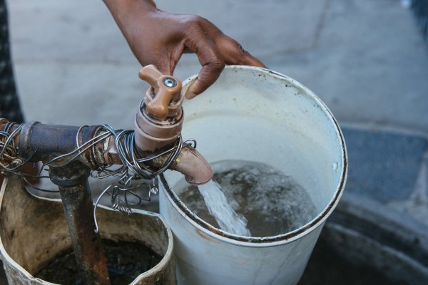 La población urbana mundial que sufre escasez de agua pasará de 930 millones en 2016 al doble para 2050 (1.700-2.400 millones).