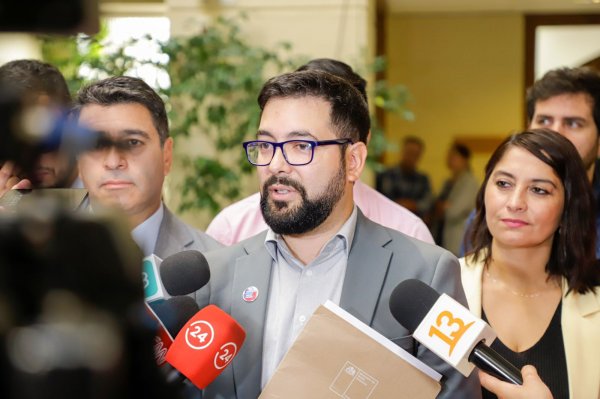 Ministro (s) del Medio Ambiente, Maximiliano Proaño, anunciando proyecto de ley corta para uso de aguas grises en la agricultura.