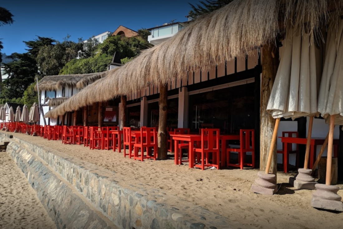 <p>"Lo hizo caer a la playa misma": los detalles de la querella de Jonás Gómez contra Felipe Bulnes por pelea en Zapallar</p>