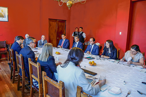 Una nueva jornada de conversaciones hubo entre autoridades y expertos tributarios en Hacienda.