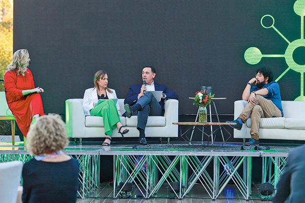 Karen Thal, Pablo Zamora y Ricardo Briggs abordaron la crisis de confianza en el país. Foto: Verónica Ortíz