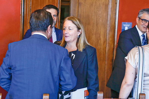 Al inicio de la semana pasada, Heidi Berner asistió a la comisión de Economía del Senado para la tramitación del proyecto que moderniza el proceso de compras del Estado. Foto: Ministerio de Hacienda