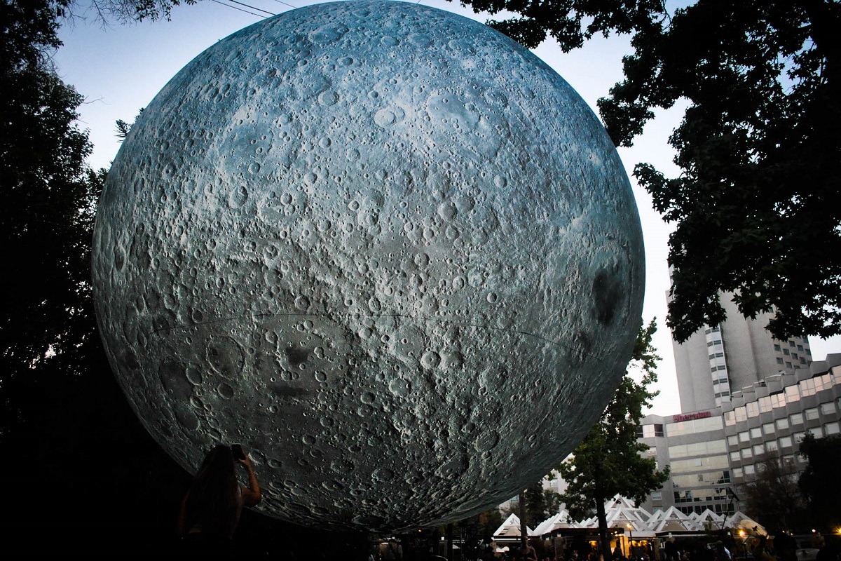 <p>Así se iluminó Santiago con la Luna del británico Luke Jerram</p>