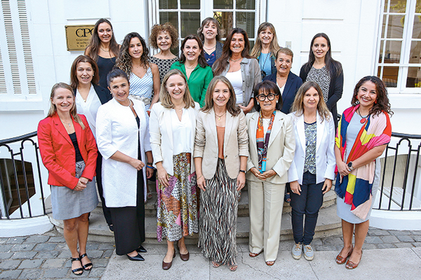 En la cita participaron Susana Jiménez, vicepresidenta CPC; Victoria Vásquez, vicepresidenta Sofofa; Jacqueline Gálvez, vicepresidenta CChC; María Inés Figari, presidenta Sociedad Agrícola del Norte; Carolina Cruz, directora SNA; Vivian Modak, directora CChC; Katia Trusich, presidenta Cámara de Centros Comerciales; Catalina Mertz, presidenta Asociación de Supermercados; Paulina Yazigi, presidenta de la Asociación de AFP; Loreto Seguel, presidenta Consejo del Salmón; Macarena Cepeda, presidenta Asociación de Industriales Pesqueros; Mariela Formas, vicepresidenta Cámara de Innovación Farmacéutica; Alexandra Pettermann, vicepresidenta Fedetur; Helen Kouyoumdjian, presidenta ejecutiva Fedetur; Lucía Martínez, presidenta ejecutiva Cámara de la Industria Cosmética; Macarena Swett, consejera Sofofa; y Pilar Dañobeitía, integrante Comité Ejecutivo Sofofa. Fotos: José Montenegro