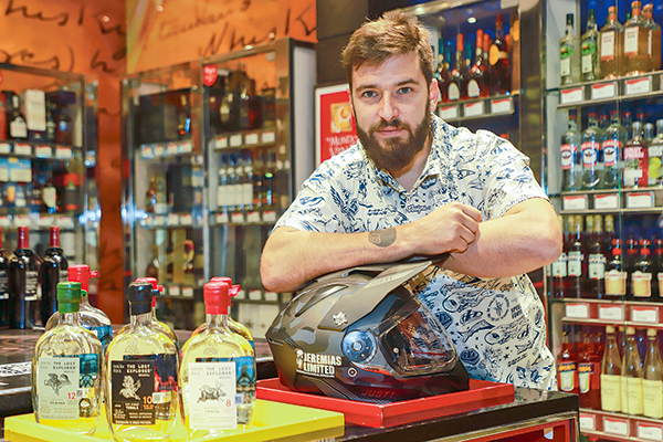 La faceta empresarial de Jeremías Israel: con nuevos socios, comercializará mezcal en Chile