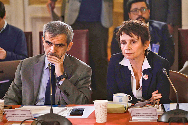 El ministro Luis Cordero junto a su par de Interior, Carolina Tohá, este lunes en el Congreso. Foto: Agencia UNO