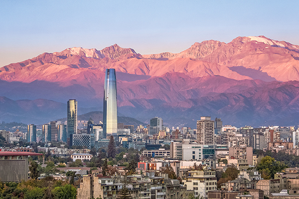 <p>Banco Mundial mejora expectativas para el PIB de Chile, pero advierte que la región vuelve al bajo crecimiento de la década anterior</p>