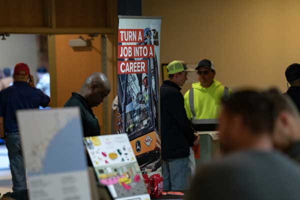 Ofertas de empleo en EEUU caen por debajo de 10 millones por primera vez desde 2021