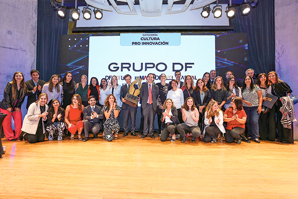 Parte del equipo de Grupo DF que ganó la categoría Cultura Pro Innovación.