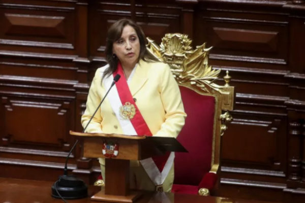 Las crisis de los primeros cuatro meses de la Presidenta Dina Boluarte y sus efectos en la economía peruana