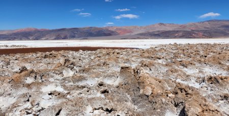 Perú espera producir un 15% más de cobre en 2023 y alista permisos para explorar litio