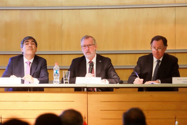 El nuevo presidente de Sonda José Orlandini (al centro) encabezó ayer la junta de accionistas de la empresa. Foto: Verónica Ortíz
