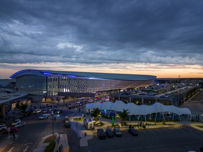 <p>Aeropuerto argentino de Ezeiza se renueva con robots y despacho de equipaje desde la vereda</p>