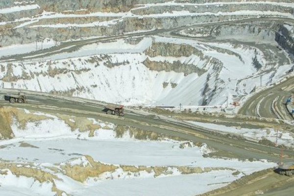 <p>El gobierno se dio "una voltereta más o menos", dice el alcalde de Lo Barnechea tras "sorpresiva" aprobación de Los Bronces</p>