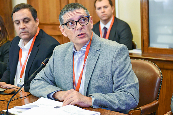 El director nacional del Sernac, Andrés Herrera, presentó ante la Comisión Investigadora por el caso La Polar y la ropa falsificada. Foto: Agencia Uno