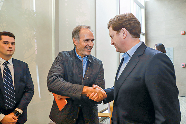 Enrique Ostalé y Carlo Solari en la junta de accionistas de Falabella realizada el martes. Foto: Julio Castro.