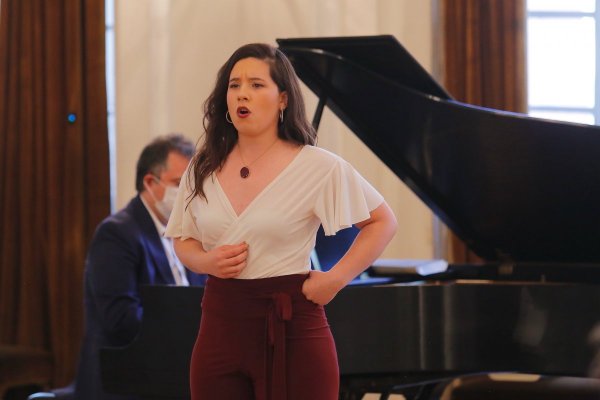 Dos cantantes líricos representan a Chile en prestigioso certamen Paris Opera Competition