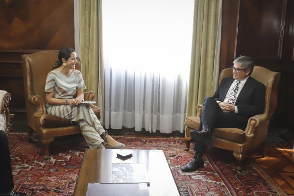 La presidenta de la Asociación de AFP, Paulina Yazigi en su reunión protocolar con el ministro de Hacienda, Mario Marcel.