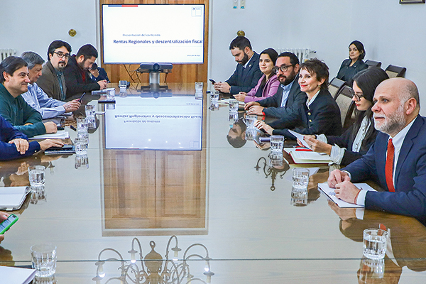 <p>Regiones podrán endeudarse, pero con límites: el gobierno alista la presentación de la nueva Ley de Rentas Regionales</p>