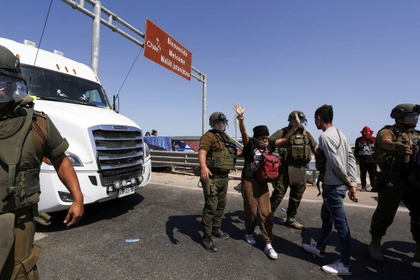 Cientos de inmigrantes en su mayoría, venezolanos, colombianos y haitianos, se encuentran varados en la frontera entre Chile y Perú.