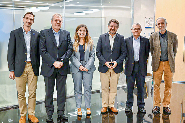 Carlos Piaggio, gerente de infraestructura de la CChC; Carlos Zeppelin, socio de la CChC; Gabriela Elgueta, administradora regional de la RM; Claudio Orrego, gobernador de la RM; Alfredo Echavarría, vicepresidente de la CChC, y David Guzmán, presidente COIP.