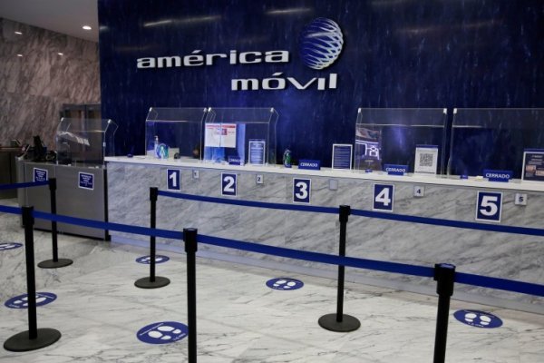 <p>Ganancia trimestral de mexicana América Móvil cae ligeramente y la deuda se reduce</p>