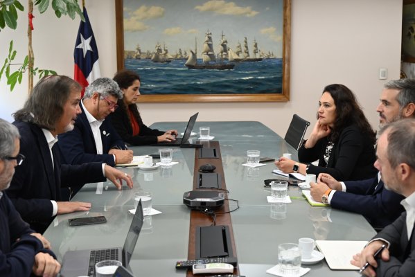 José Miguel Benavente, vicepresidente de Corfo, con el equipo de Albemarle en Chile