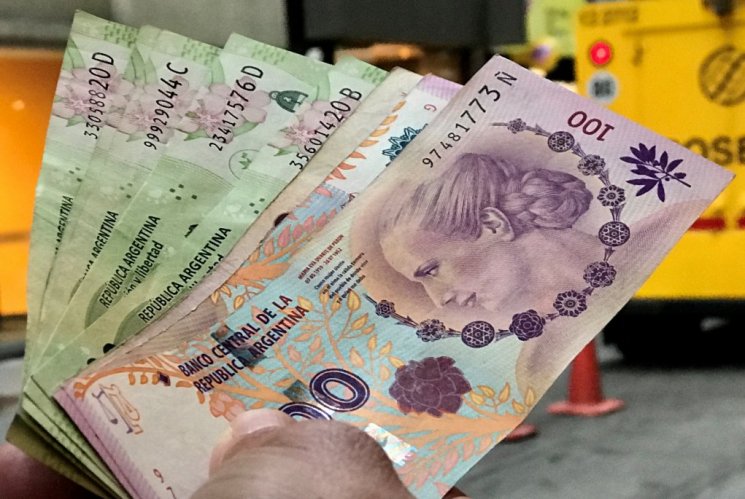 <p>"Estamos en plena corrida cambiaria": el dólar se dispara a récord en Argentina y profundiza los problemas económicos</p>