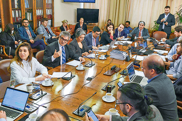 Diputados de oposición cuestionaron a la ministra Jara por no considerar a las PYME en acuerdo por salario mínimo. Foto: Agencia Uno