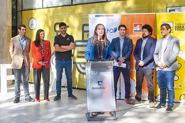 Verónica Kunze de BancoEstado, junto a Francisco Meneses de Corfo, Pablo Zamora, de BancoEstado y representantes de Algramo, Políglota y Fracción.