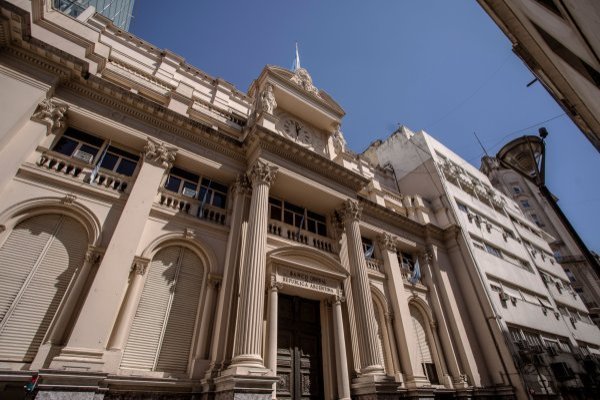 <p>Intervención oficial da algo de oxígeno al debilitado peso argentino en medio de tormenta cambiaria</p>