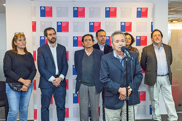 Seis horas duró ayer la reunión entre el ministro de Economía, Nicolás Grau, y los representantes de los gremios PYME. Humberto Solar, de Conupia, en el punto de prensa de ayer.