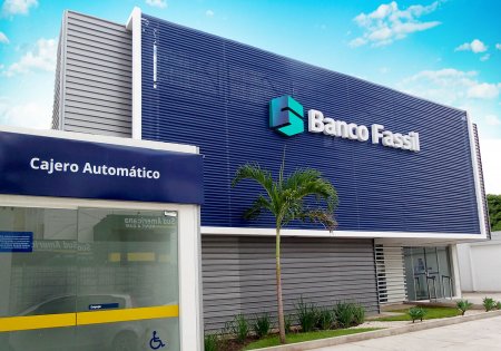 Organismo financiero boliviano interviene al tercer banco más grande del país y clientes se toman las oficinas