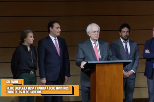 <p>Ahora en DFSUD | Petro realiza en su gabinete y reemplaza a ocho ministros</p>