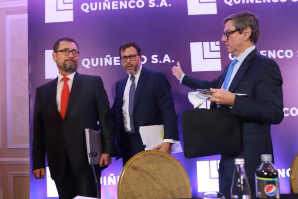Francisco Pérez Mackenna, gerente general de Quiñenco (primero a la izquierda) en la junta de accionistas de este viernes. Foto: Julio Castro